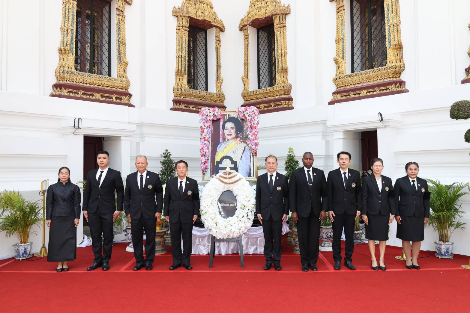 คณะผู้บริหารมูลนิธิตำรวจไทย-นานาชาติโดย พล.ต.อ.ดร.วุฒิ ลิปตพัลลภ ประธานกิตติมศักดิ์, พล.ต.ท.ดร.มณฑล เงินวัฒนะ ประธานมูลนิธิฯ คุณ นิคม กนกภัยพิพัฒน์ ที่ปรึกษากิตติมศักดิ์ พร้อมด้วย Mr.Nixon Frederick และคณะผู้บริหารมูลนิธิฯเข้ากราบถวายบังคมพระบรมศพ สมเด็จพระนางเจ้าสิริกิติ์ พระบรมราชินีนาถ พระบรมราชชนนีพันปีหลวง