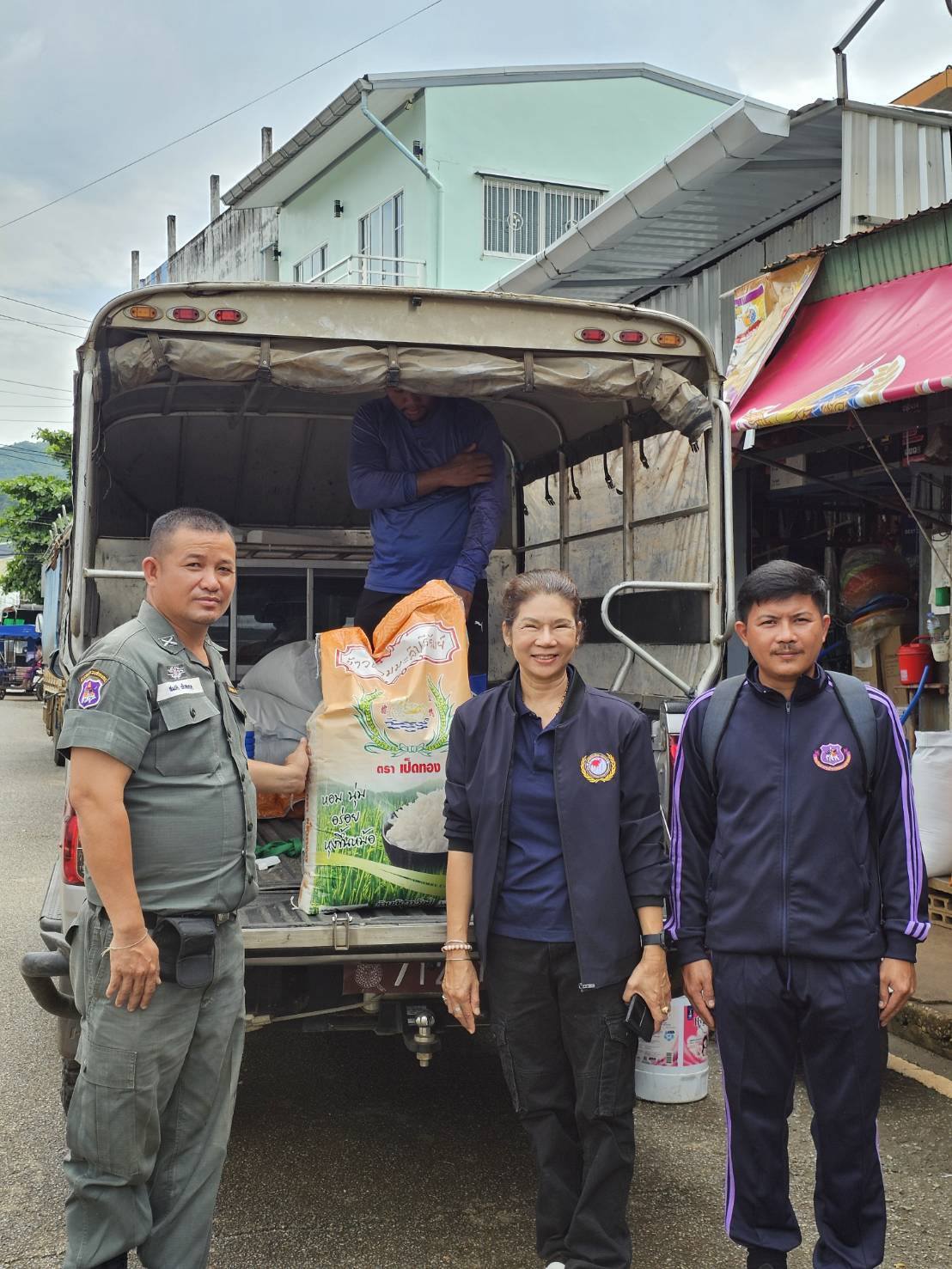 มูลนิธิตำรวจไทย-นานาชาติ จัดซื้อข้าวสารขนาดกระสอบละ 48 กิโลกรัม จำนวน 10 กระสอบ และเครื่องครัวมอบ โรงเรียนตำรวจตระเวนชายแดนบ้านปิล๊อกคี่ อ.ทองผาภูมิ จ.กาญจนบุรี
