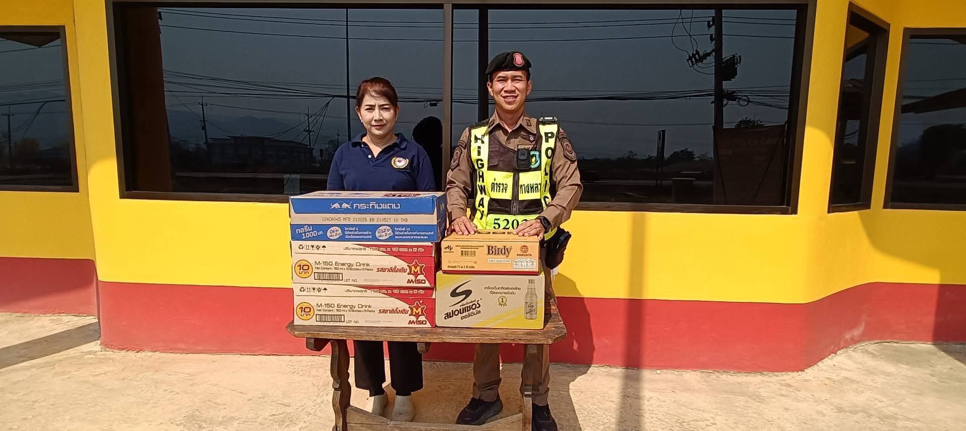 เนื่องในโอกาสเทศกาลสงกรานต์ เป็นวันหยุดยาว ประชาชนทยอยเดินทางกลับภูมิลำเนากันเป็นจำนวนมากมูลนิธิตำรวจไทย-นานาชาติ ได้สนับสนุนน้ำดื่มและเครื่องดื่มชูกำลัง มอบให้หน่วยบริการประชาชนตำรวจทางหลวงเถิน อ.เถิน สถานี 2 กองกำกับการ 5 กองบังคับการตำรวจทางหลวง จ.ลำปาง สนับสนุนการดูแลและให้บริการประชาชน