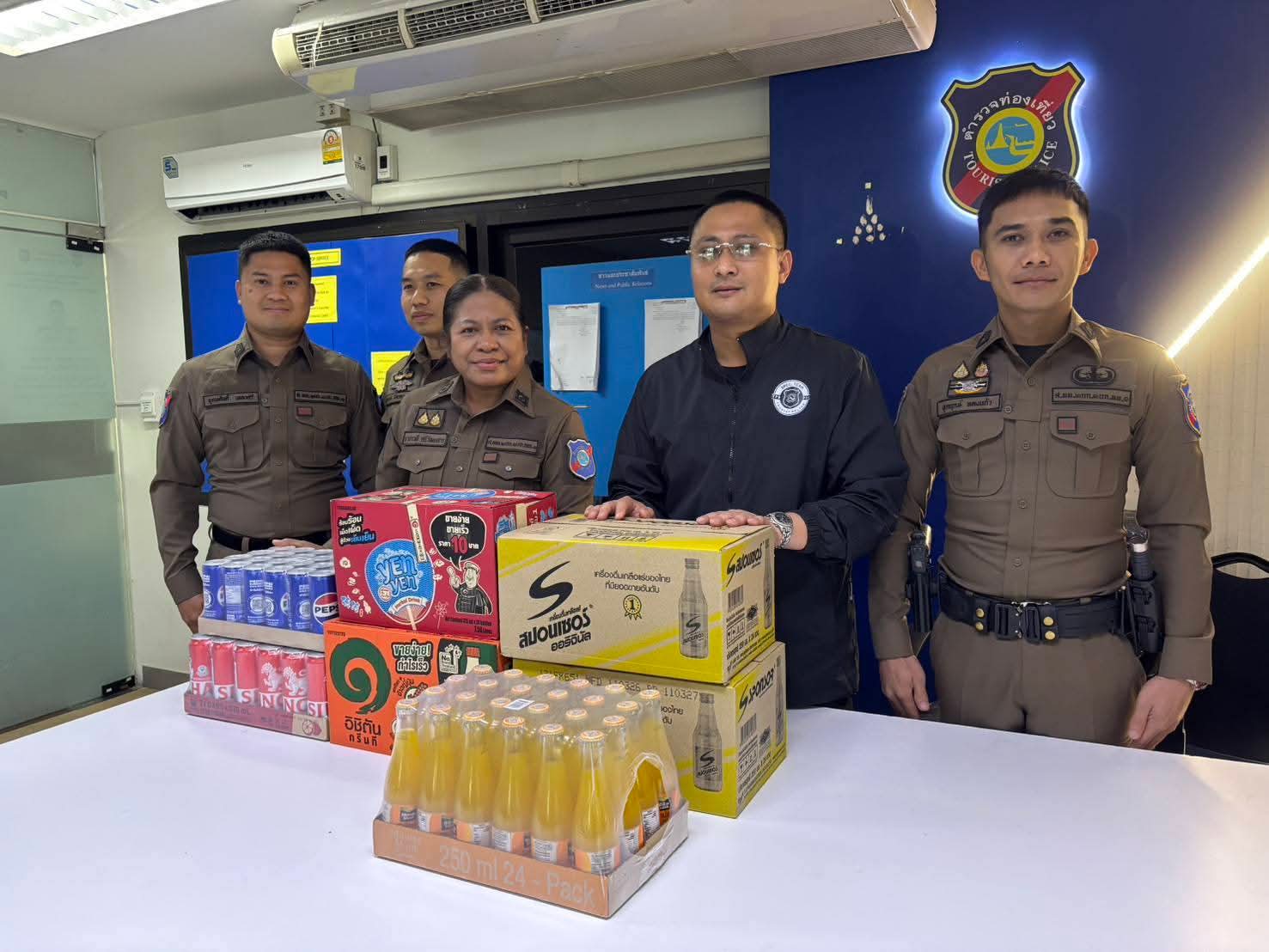 ร.ต.ท.หญิง ราชาวดี ศรีวัฒนสาร เลขานุการมูลนิธิฯ ผู้แทนของ พล.ต.ท.ดร.มณฑล เงินวัฒนะ ประธานมูลนิธิตำรวจไทย-นานาชาติ ขอสนับสนุนเครื่องดื่มแก่เจ้าหน้าที่ตำรวจท่องเที่ยว สถานีตำรวจท่องเที่ยว 2 กองกำกับการ 1 กองบังคับการตำรวจท่องเที่ยว เพื่อเป็นขวัญและกำลังใจในการปฎิบัติหน้าที่ช่วงเทศกาลสงกรานต์
